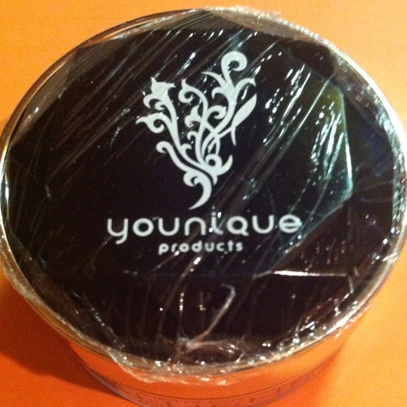 Younique blusher, NEW in wrapper, never used.