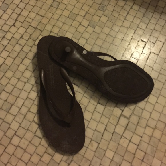 Rubber summer kitten-heel thongs