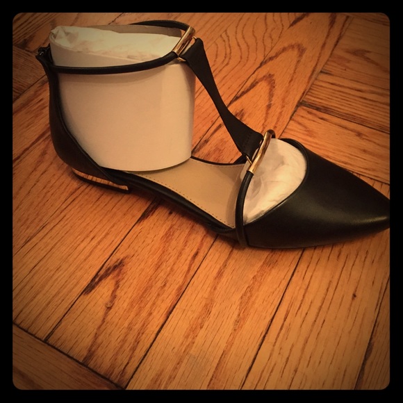 Aldo Fenilone black leather tstrap flat with gold