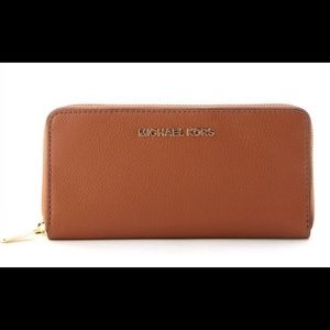 NWT MICHAEL KORS
JET SET TRAVEL SAFFIANO WALLET