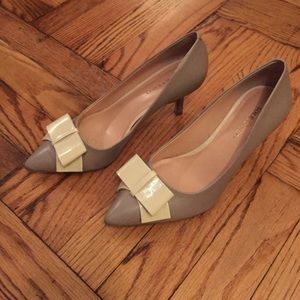 Sole society ecru colored pumps