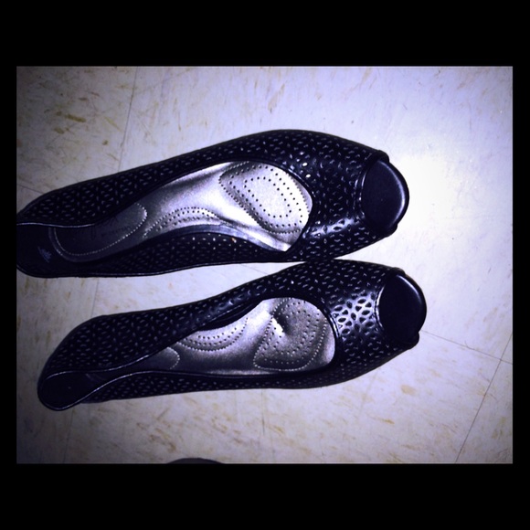 Flat low wedge shoe