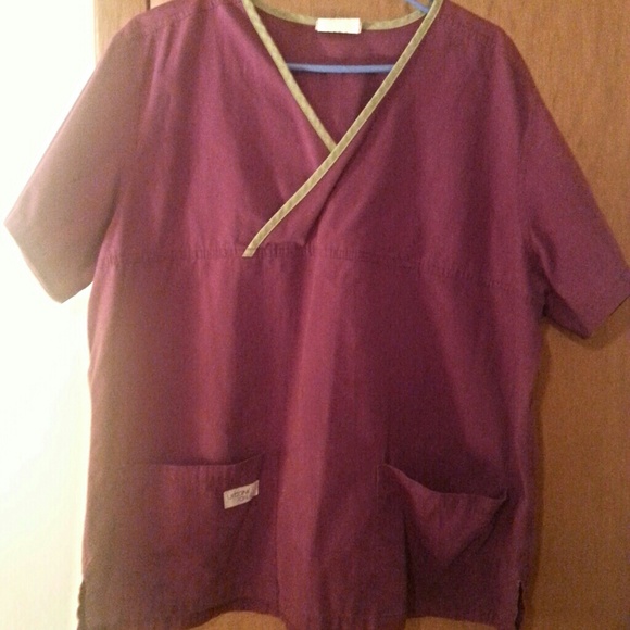 💝XL Maroon Green Trim Urbane Scrubs Scrub Top💝