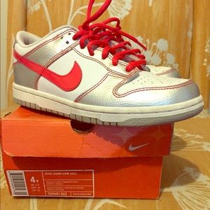 Nike dunk low size 4
