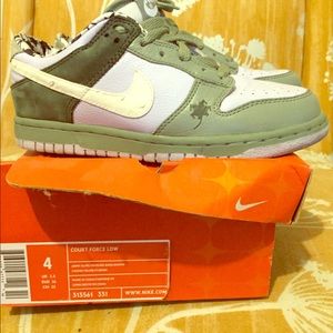 Nike dunk low size 4