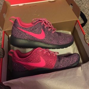 🌻.99 cent shipping🌻 NWOT Custom Roshe Runs