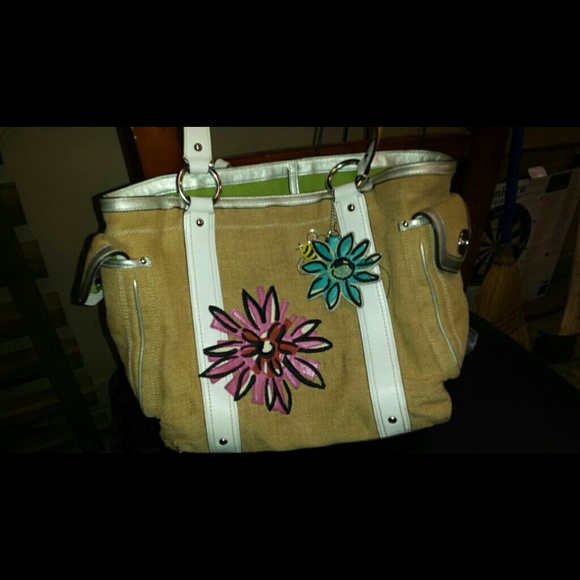 Super cute hard to find authentic Coach purse - Picture 2 of 4