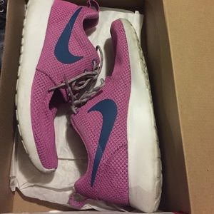 7.5 pink and turquoise roshe runs