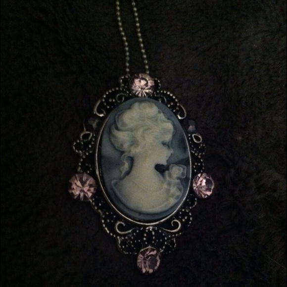 Antique looking cameo necklace