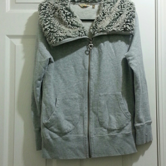 Grey sweater with fur