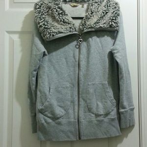 Grey sweater with fur