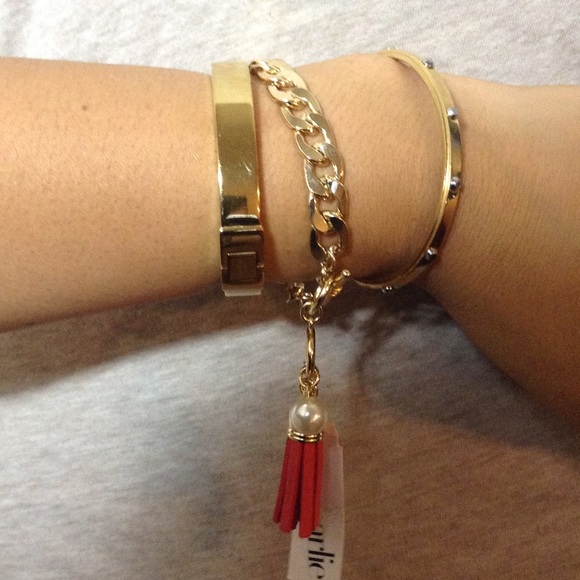 SOLD in BUNDLE ❤Gold wPeal & Tassel Bracelet - Picture 2 of 4