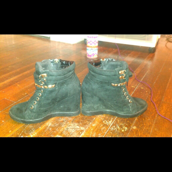 Heels - Picture 2 of 3