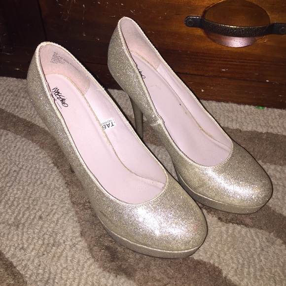 Glitter Gold Pumps ☺️ - Picture 1 of 4