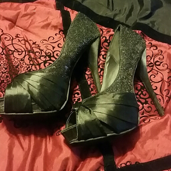 Sparkly black heels!