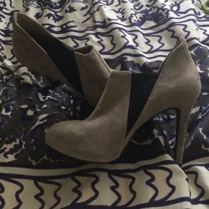 Grey suede pump