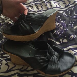 Soft leather cross cross wedge