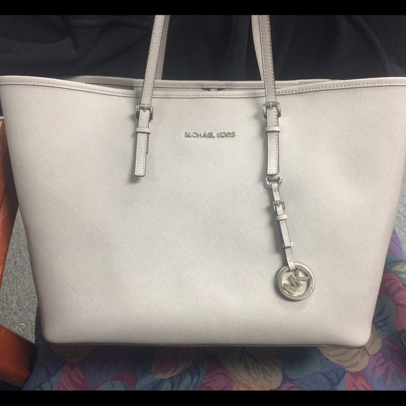 Michael Kors Large Jet Set Tote in Pearl Gray