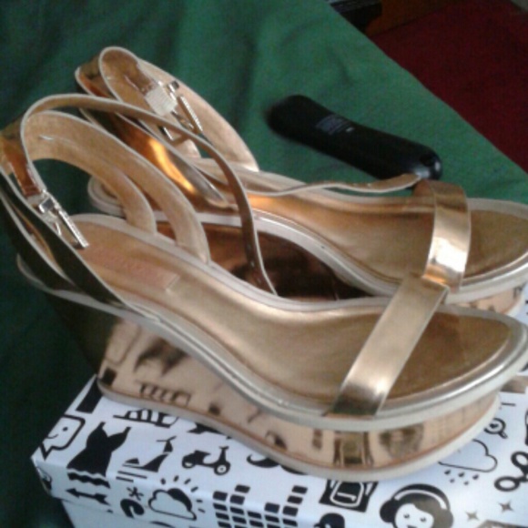 Bcbg gold sandals sz8.5