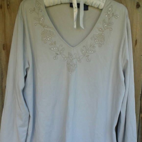 Light grey long sleeve v neck shirt