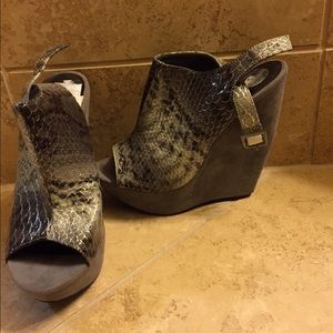 Snake wedge sandals. (Gray)