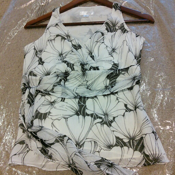 Ann Taylor Tops - 💋Floral Top Petite Ann Taylor Loft