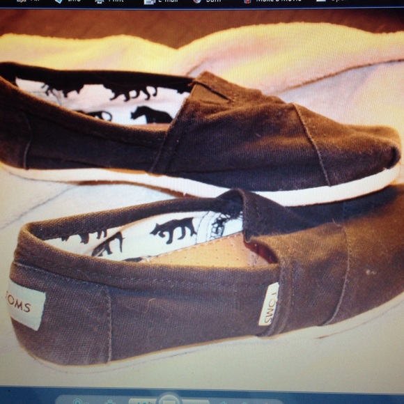 Size 6 black TOMS