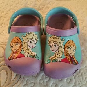Frozen crocs size toddler 6/7