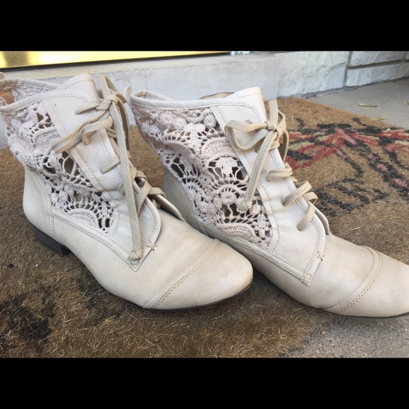 Tulip & Rain crochet cream booties