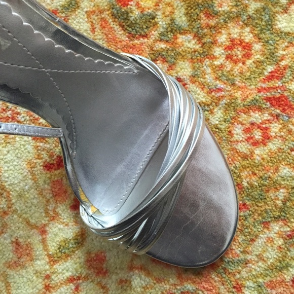 Chinese laundry silver heels - Picture 3 of 3