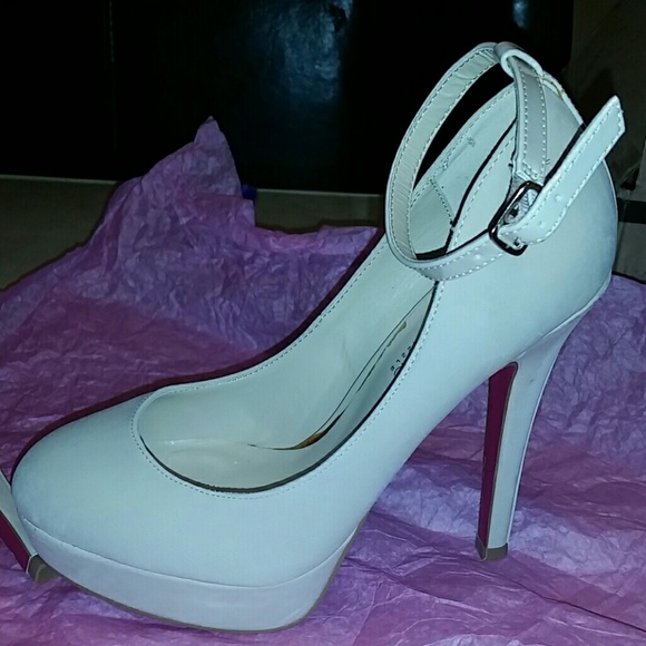 Shoe's - Picture 1 of 4