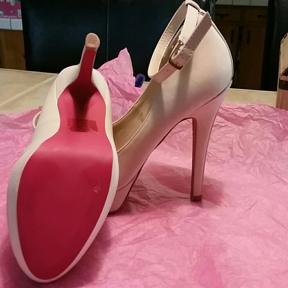 Shoe's - Picture 2 of 4