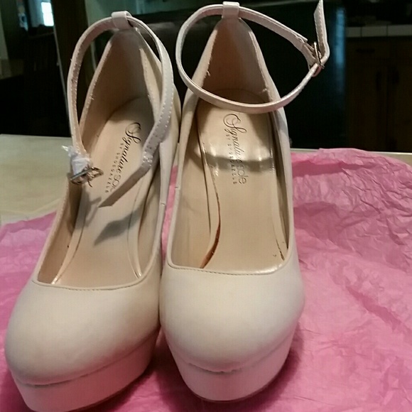 Shoe's - Picture 3 of 4