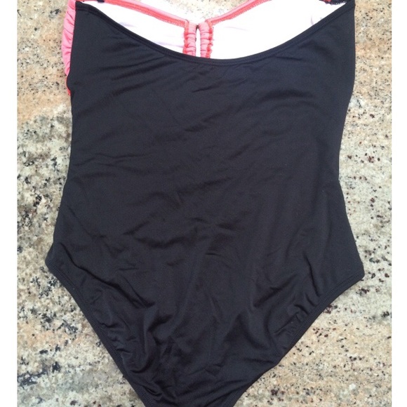 Scrunched Side Layered One Piece - Picture 4 of 4