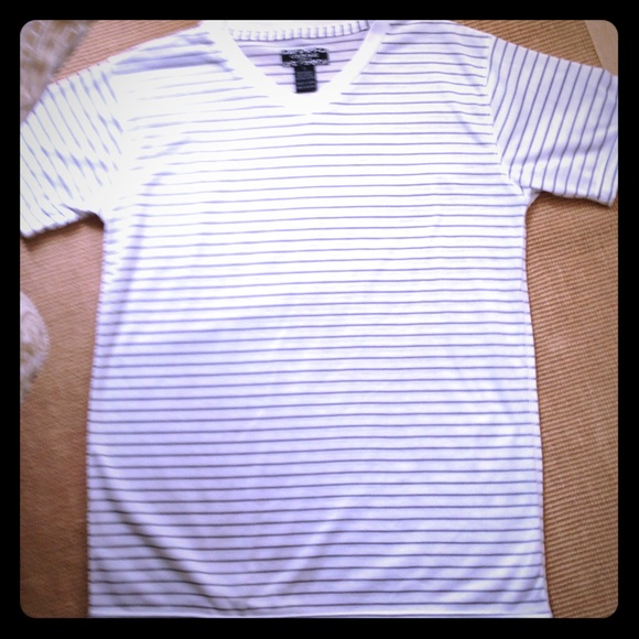 Boys v-neck size small nice!