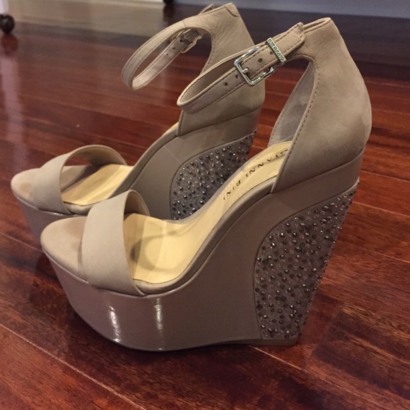 Gianni Bini Taupe/Nude Platform Heels sz 6