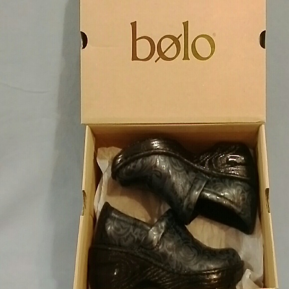 Bolo. Clogs