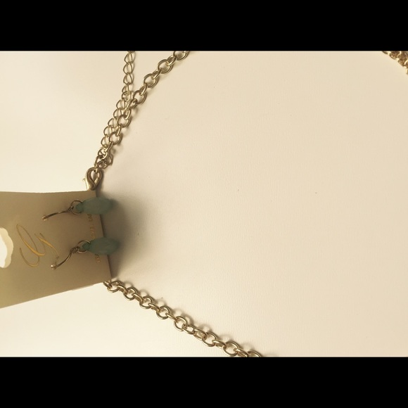 Earring and necklace bundle in light jade color - Picture 4 of 4