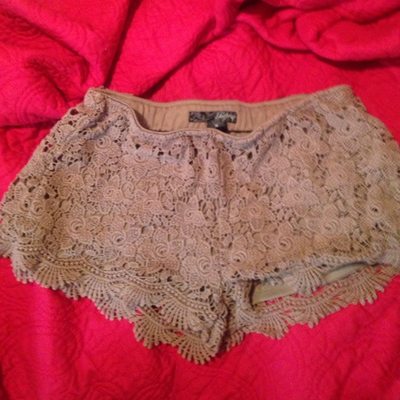 Daytrip lace shorties