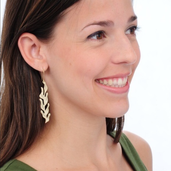 Seaweed inspired earrings in gold or silver finish