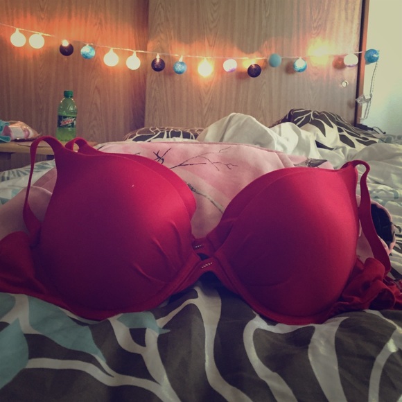2 Victoria's Secret bras