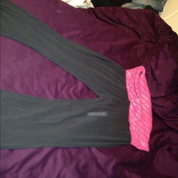 black yoga pants w pink band
