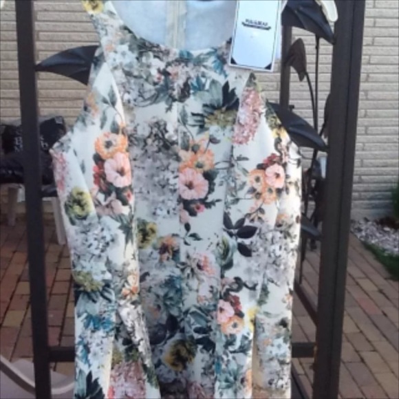 Poll & Bear flower top - Picture 1 of 3