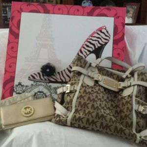 Authentic Michael Kors, TRADED