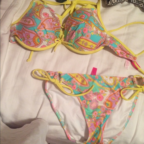 Victoria secret swimsuit. 32 DD TOP SMALL BOTTOMS