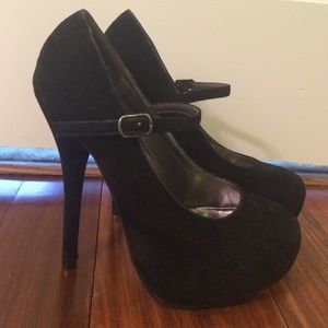 Black pumps