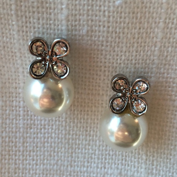 Jewelry - NWT beautiful Pearl & Crystal earrings