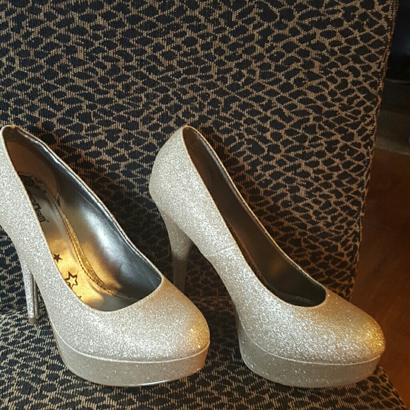 Gold glitter pumps