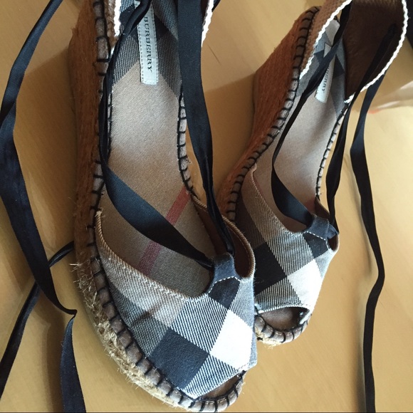 Burberry wedge size 40/10 - Picture 2 of 2