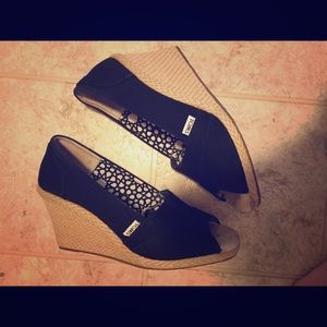 Re-poshing black Tom wedges!